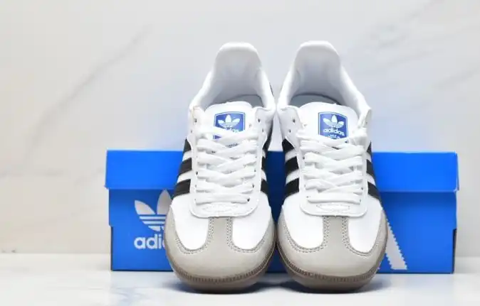 hype Adidas Sneakers