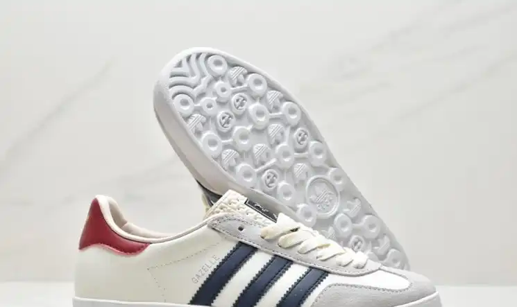 hype Adidas Sneakers