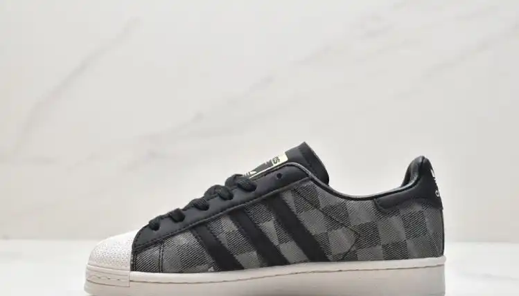 hype Adidas Sneakers