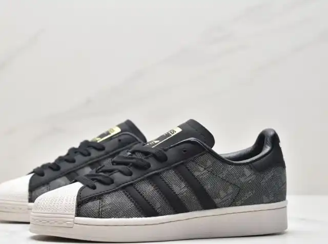 hype Adidas Sneakers