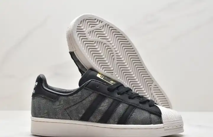 hype Adidas Sneakers