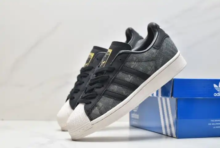 hype Adidas Sneakers