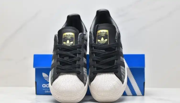 hype Adidas Sneakers