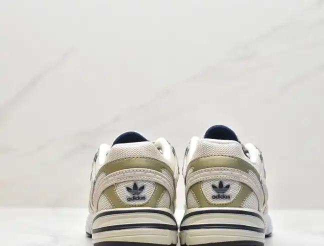 hype Adidas Sneakers