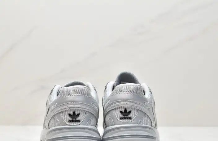 hype Adidas Sneakers