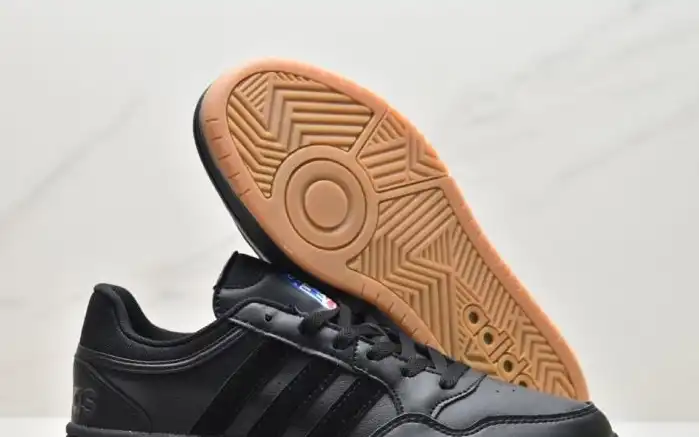 hype Adidas Sneakers