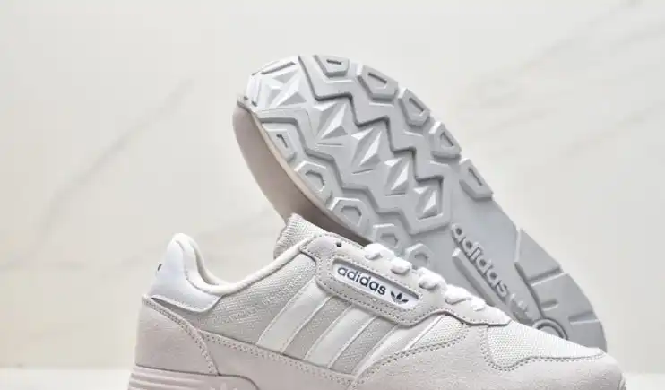 hype Adidas Sneakers