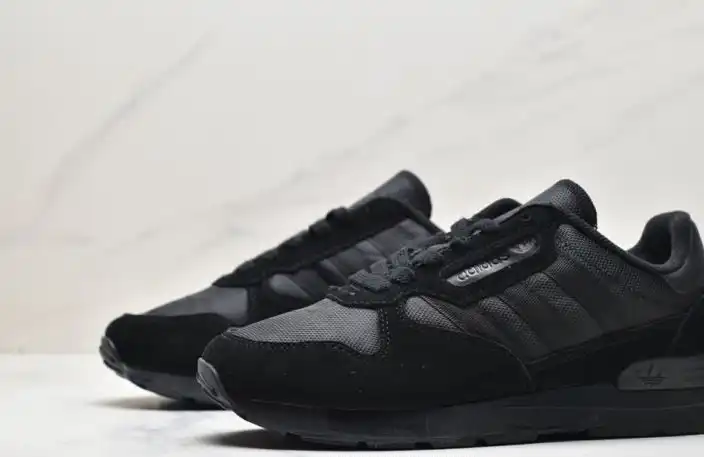 hype Adidas Sneakers