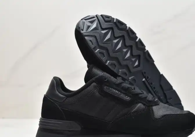 hype Adidas Sneakers