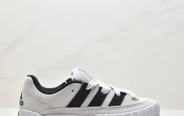 hype Adidas Sneakers