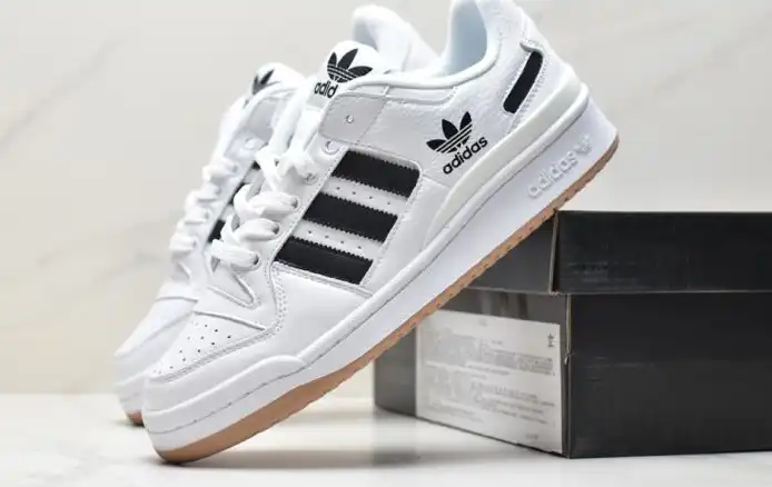 hype Adidas Sneakers