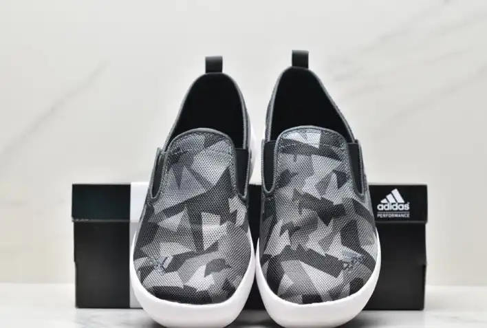 hype Adidas Sneakers