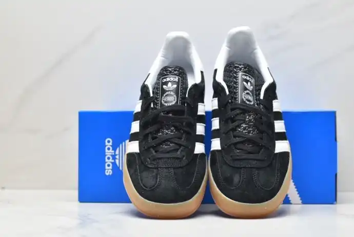 hype Adidas Sneakers