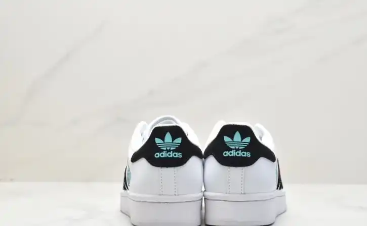 hype Adidas Sneakers