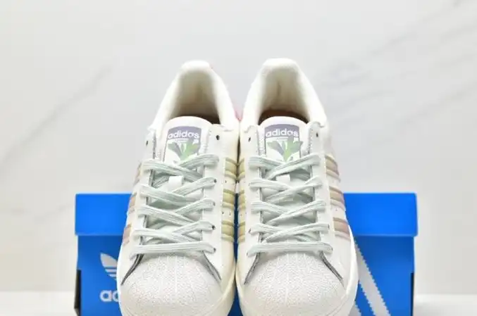 hype Adidas Sneakers