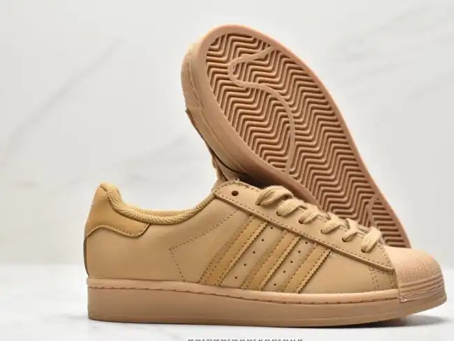 hype Adidas Sneakers