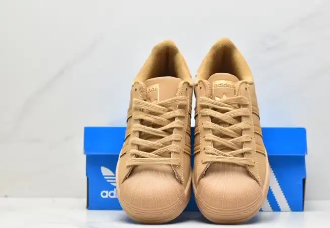 hype Adidas Sneakers