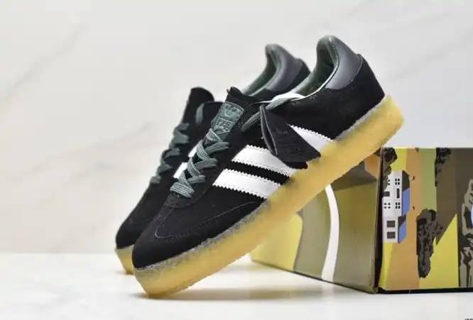 hype Adidas Sneakers