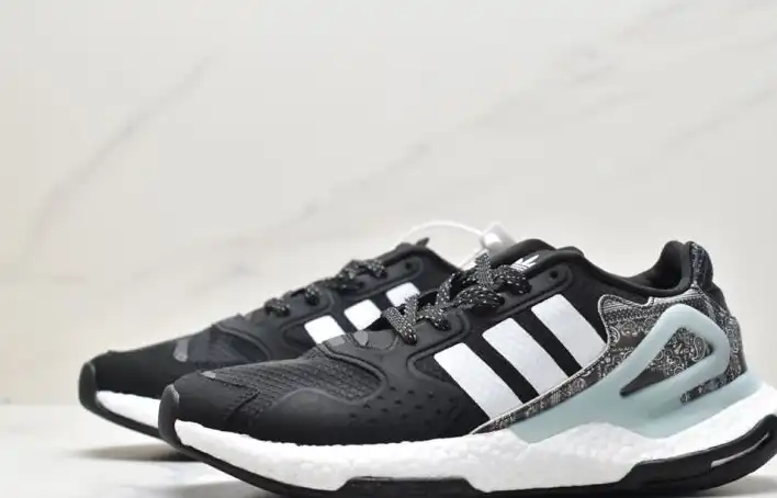 hype Adidas Sneakers