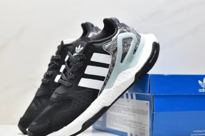 hype Adidas Sneakers