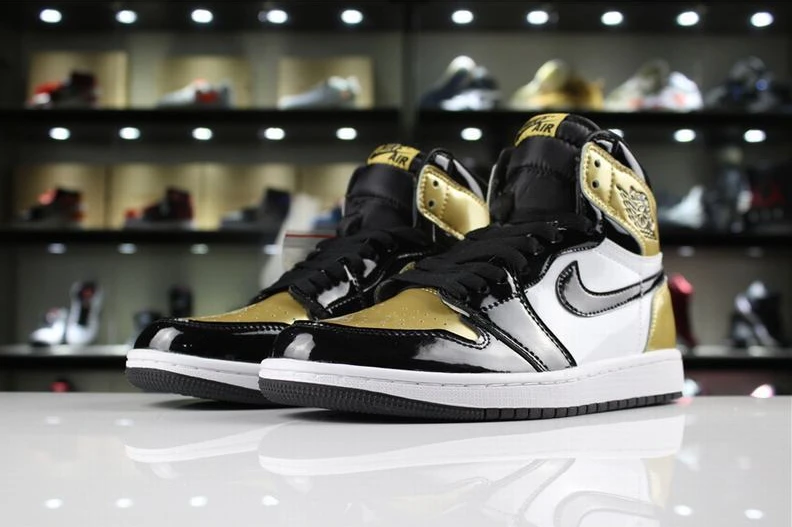 Air Jordan 1 Gold Toe-01