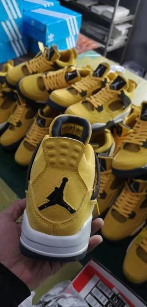 Air Jordan 4 Retro Black Yellow-01