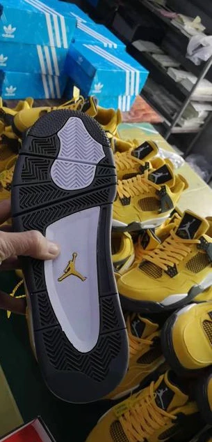 Air Jordan 4 Retro Black Yellow-01