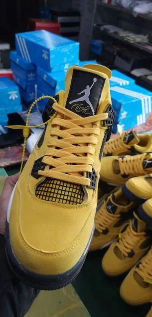 Air Jordan 4 Retro Black Yellow-01