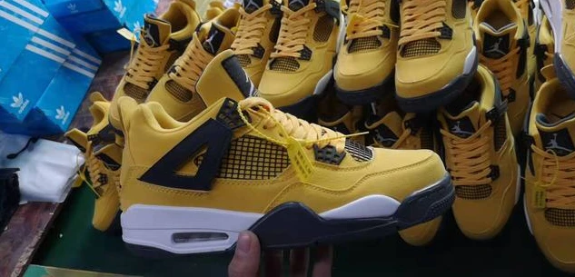Air Jordan 4 Retro Black Yellow-01
