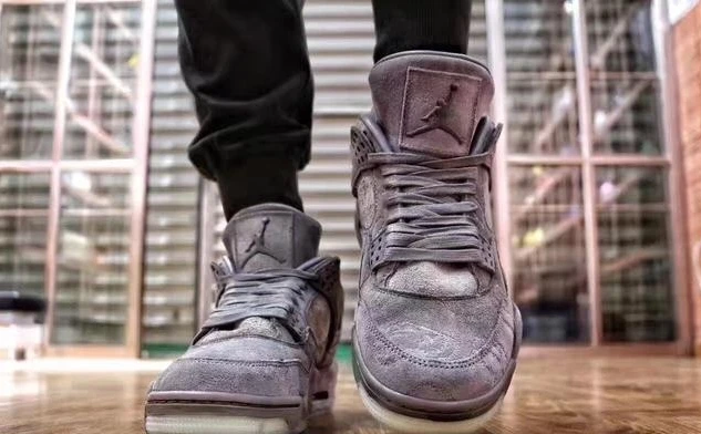 Air Jordan 4 Retro X KAWS-1