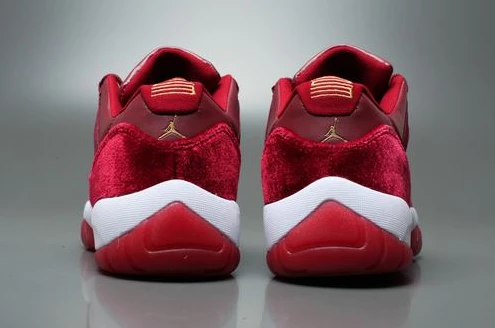 Air jordan velvet low “NIGHT MAROON”