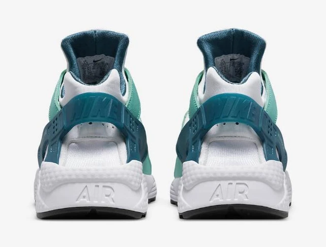 Nike Air Huarache Athletic Club