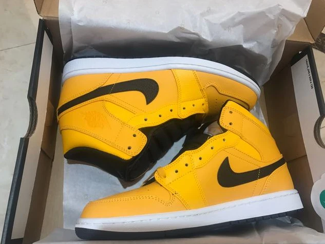 Nike Air Jordan 1 Black Yellow-01