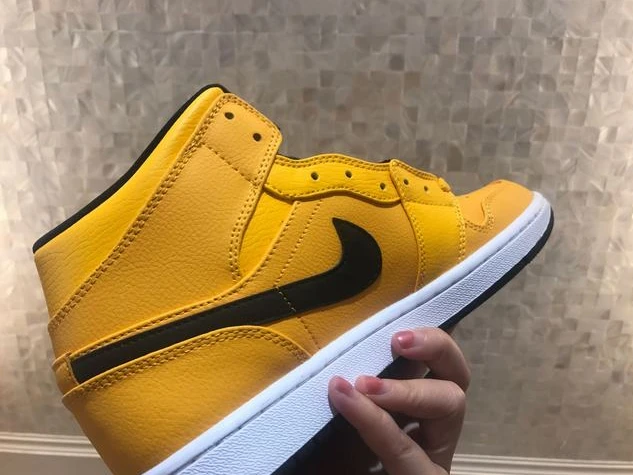 Nike Air Jordan 1 Black Yellow-01