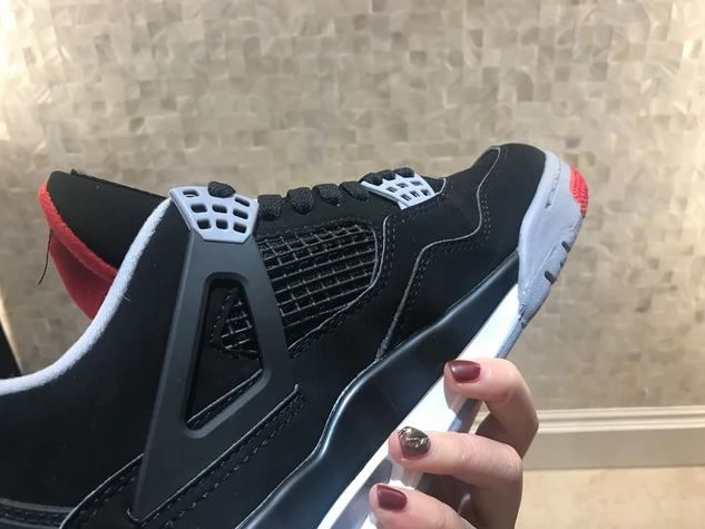 Nike Air Jordan 4 Bred-01