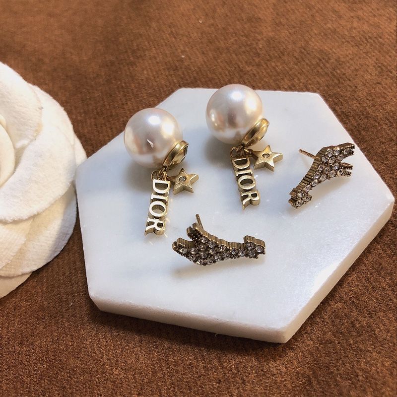 Hot Diorable Giraffe Earrings Metal, White Resin Pearls and White Crystals Gold