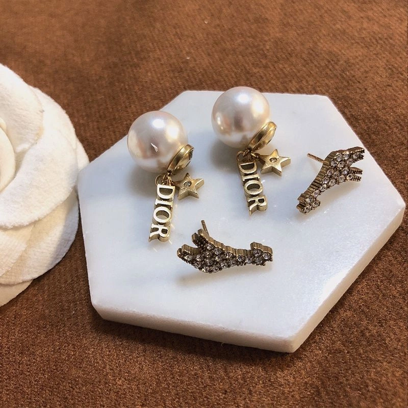 Diorable Giraffe Earrings Metal, White Resin Pearls and White Crystals Gold HighQuality 5830