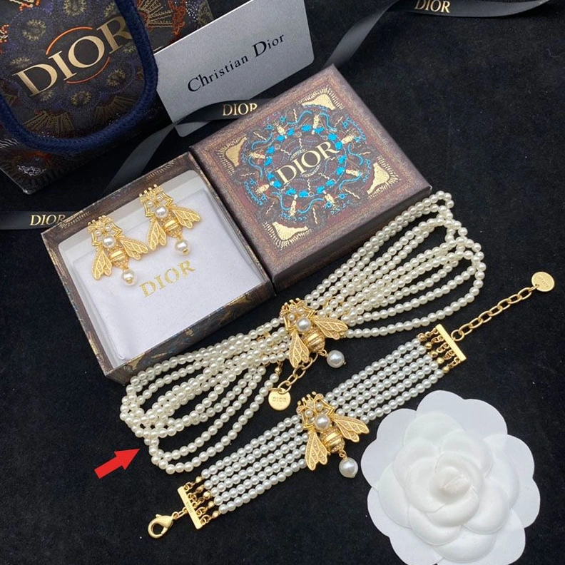 SmartChoice 5152 Dior Bee Necklace In Metal and White Resin Pearls Gold