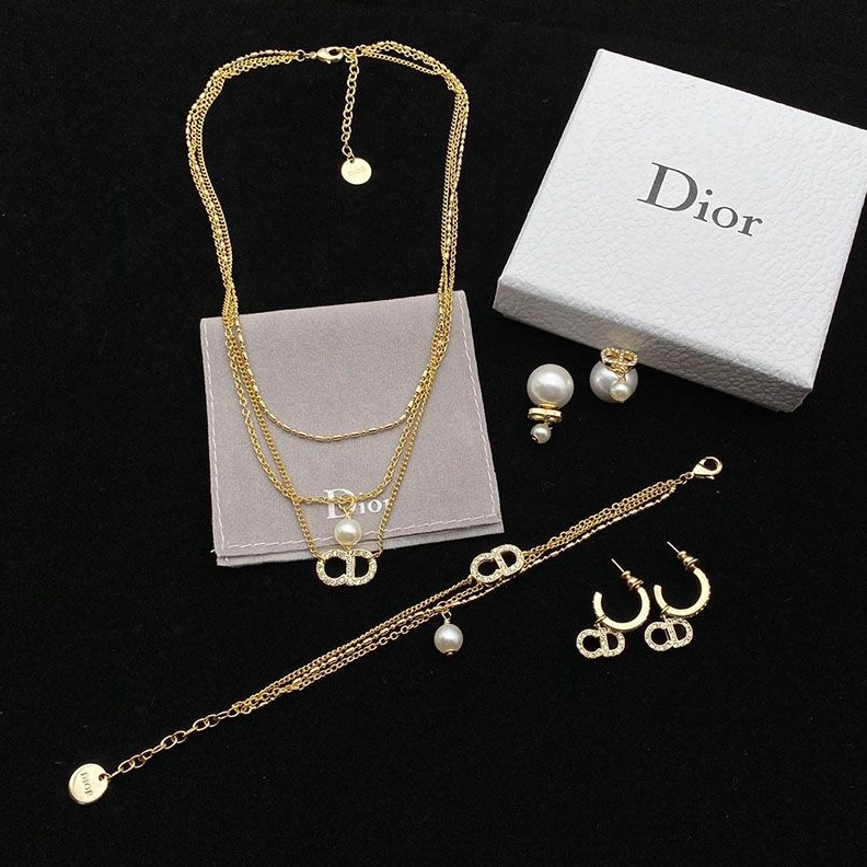 StreetReady 5157 Dior Clair D Lune Bracelet Metal And White Crystals With A White Resin Pearl Gold