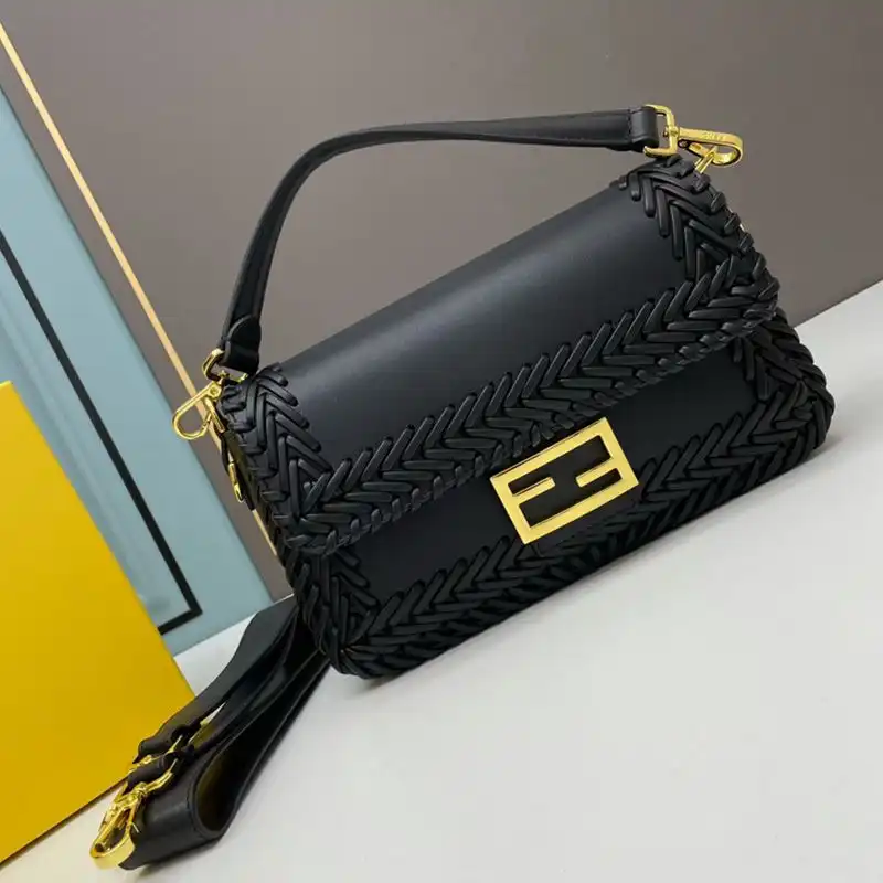 Fendi Medium Baguette Bag In Stitching Leather Black