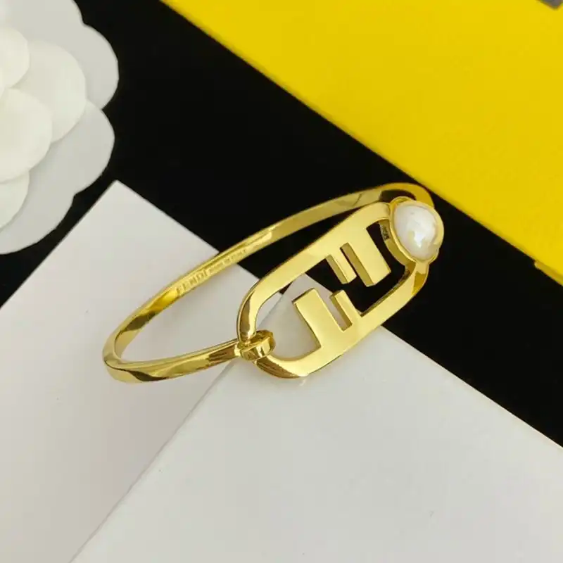 Affordable Fendi O'Lock Oval Bracelet In Metal with Pearl Gold