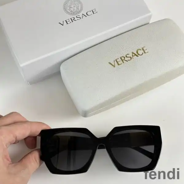 Cheap Fendi FE40068U Fendance Sunglasses In Acetate Black