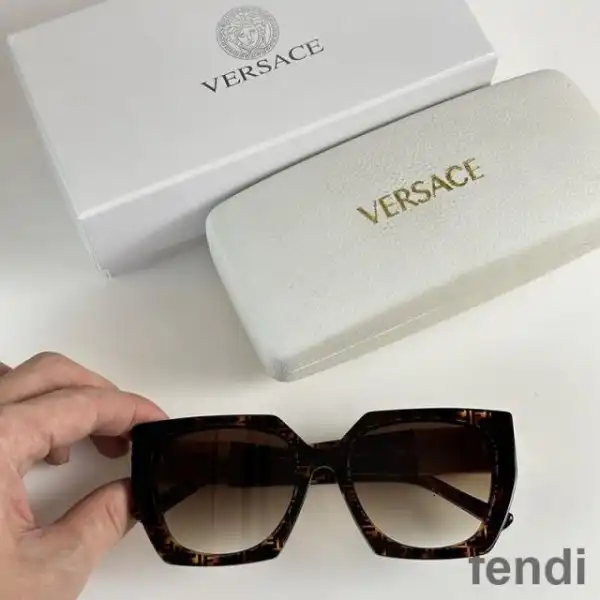 Affordable Fendi FE40068U Fendance Sunglasses In Acetate Brown