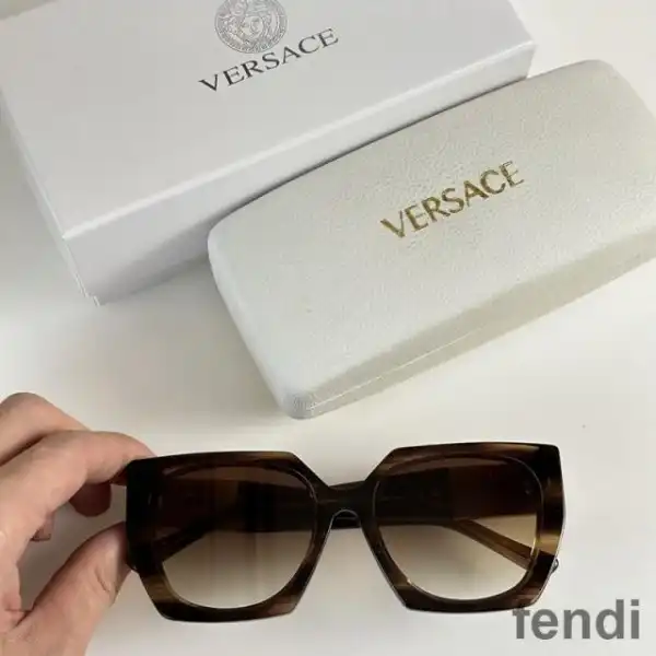 Affordable Fendi FE40068U Fendance Sunglasses In Acetate Coffee