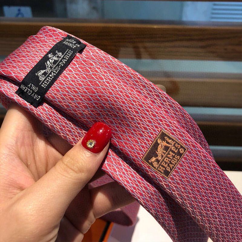 Hermes Crosslines Silk Tie In Pink