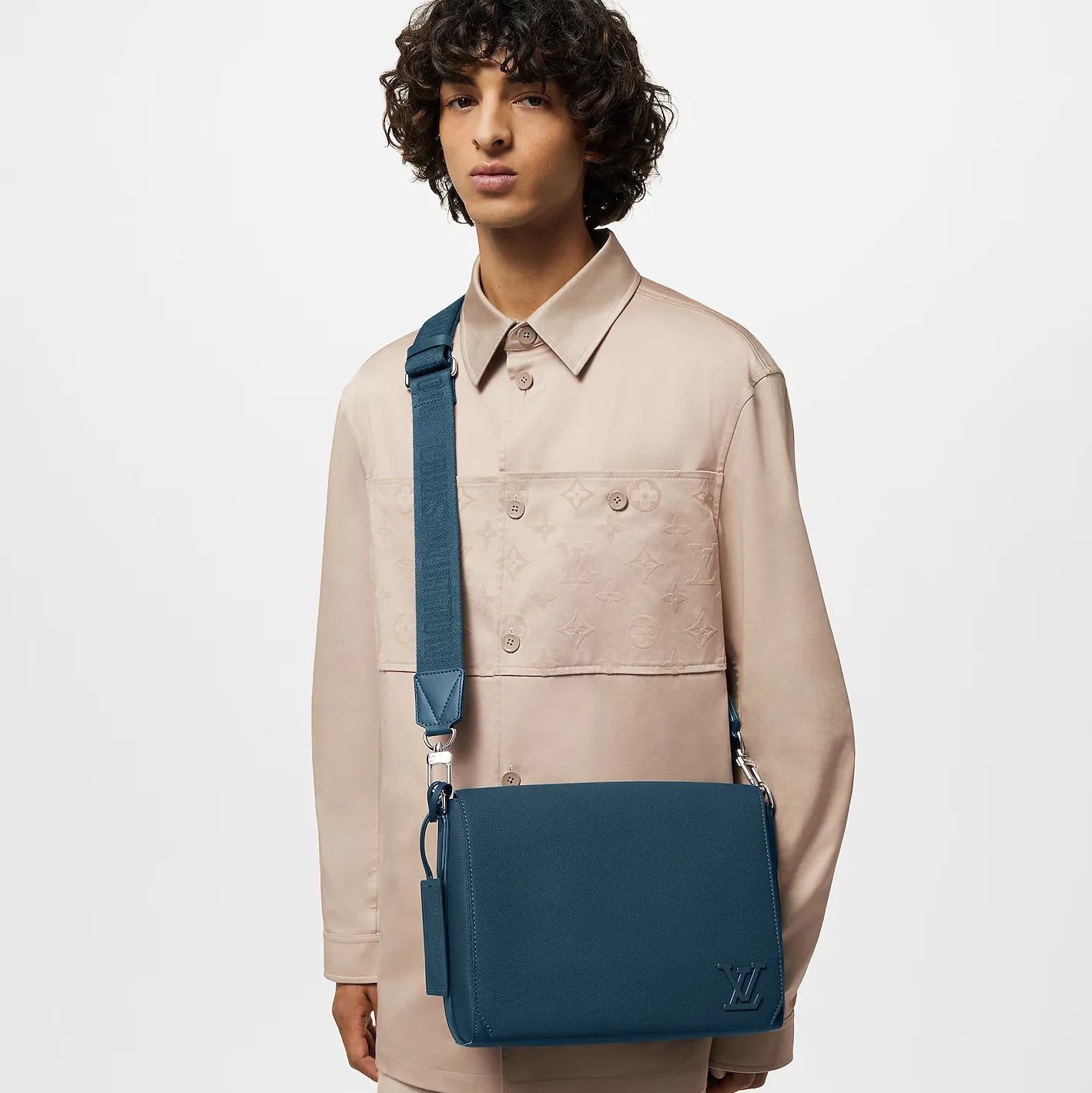 Shop shoulder bags Bagsaaa M23709 Takeoff Messenger Bleu Atlantique