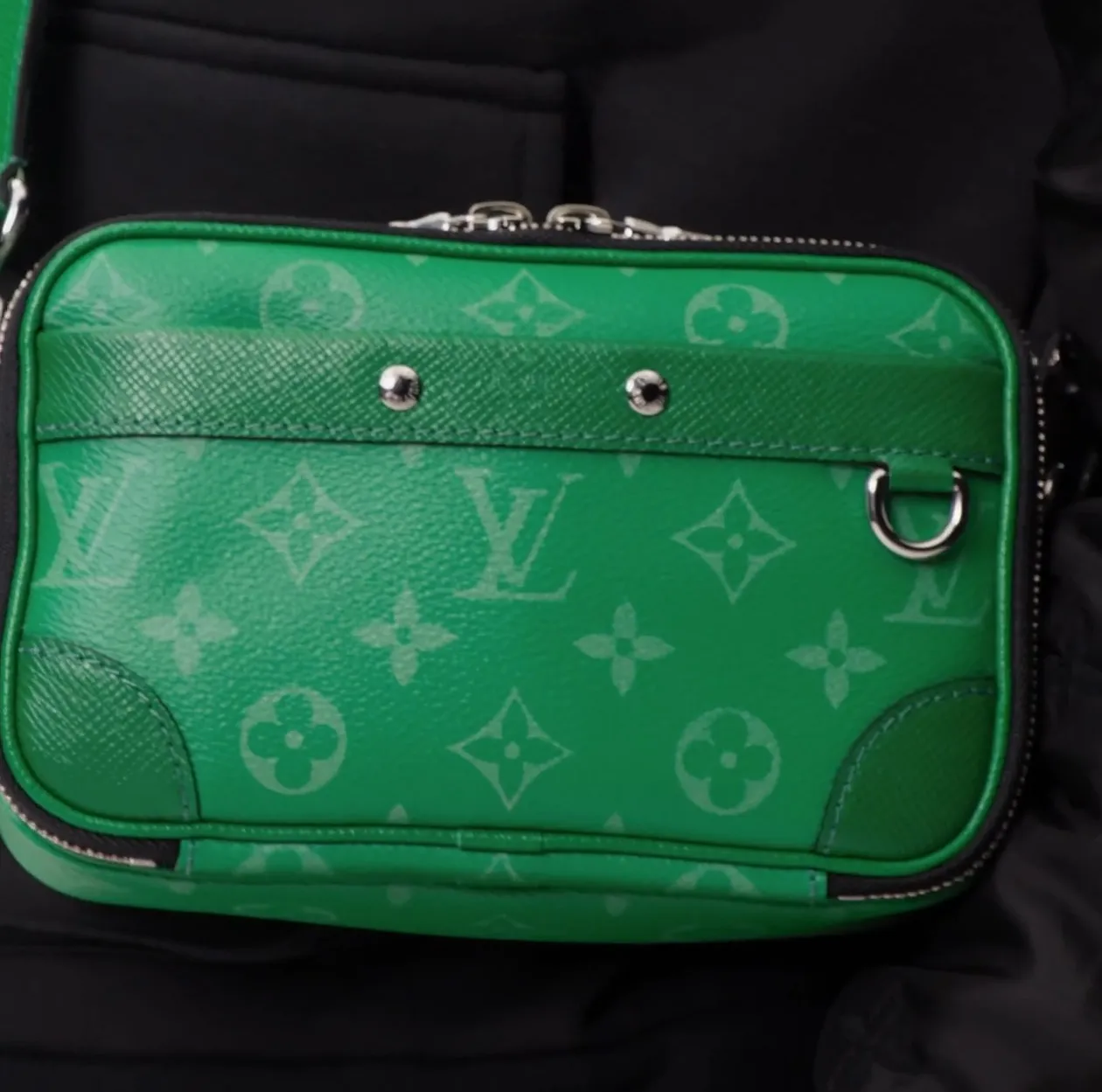 Louis vuitton locations Bagsaaa M30997 Alpha Wearable Wallet Cactus Green