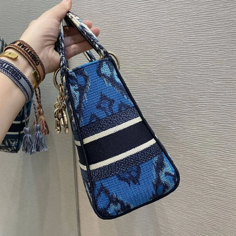 Top lv Can be ca Dior Medium Lady D-Lite Bag Blue Dior Palms Embroidery