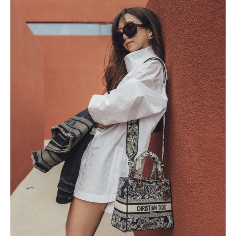 Louis vuitton locations Dust bag Dior Medium Lady D-Lite Bag Blue Toile de Jouy Reverse Embroidery