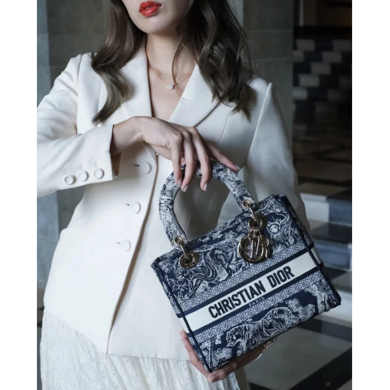 Louis vuitton locations Dust bag Dior Medium Lady D-Lite Bag Blue Toile de Jouy Reverse Embroidery